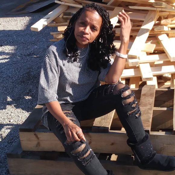 Meet your Posher, Cheryl - Picture 1 of 1